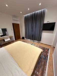 Et tv og/eller underholdning på Tirana Rooms