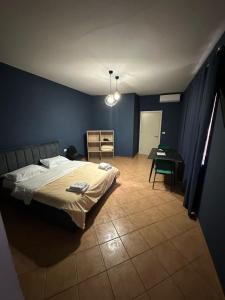 En eller flere senge i et værelse på Tirana Rooms