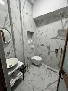 Et badeværelse på Tirana Rooms