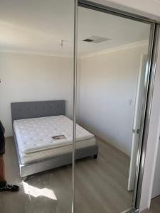 Postel nebo postele na pokoji v ubytování Cannington PureStay