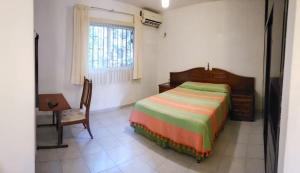 En eller flere senge i et værelse på Studio con Jardin y AC en Residencial Campestre & Starbucks