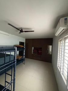 Ένα ή περισσότερα κρεβάτια σε δωμάτιο στο Social Backpacker Hostel , Little Mount, Chennai