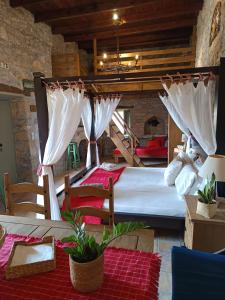 Ένα ή περισσότερα κρεβάτια σε δωμάτιο στο ILAKATI House, Megalo Horio village, Tilos Island +73 φωτογραφίες