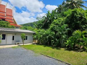 Κήπος έξω από το Bestin Karon 2