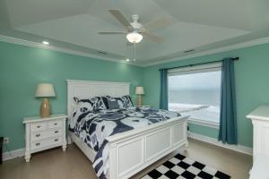 Un dormitorio con una cama y una ventana con el mar. en Hannah's Choice, en Edisto
