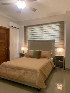 Departamento en Santo Domingo في سانتو دومينغو: غرفة نوم بها سرير ومروحة سقف +17 صورة