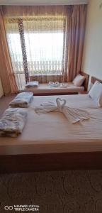 3 posti letto in una camera con finestra di Vila Panorama a Izgrev