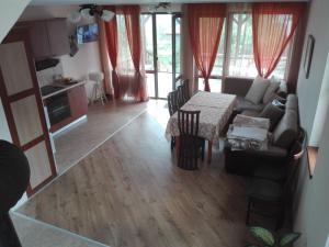 un soggiorno con un divano e un tavolo di Vila Panorama a Izgrev