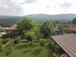 vista su un cortile alberato e su una casa di Vila Panorama a Izgrev