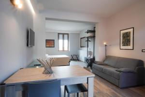 un soggiorno con un divano e un tavolo di Emmahouse a Sulmona