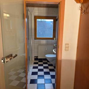 Ένα μπάνιο στο Nachhaltige FeWo am Ossiacher See