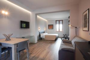 un soggiorno con divano, tavolo e letto di Emmahouse a Sulmona