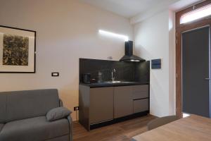una cucina con lavandino e un divano in una camera di Emmahouse a Sulmona Altre 5 foto