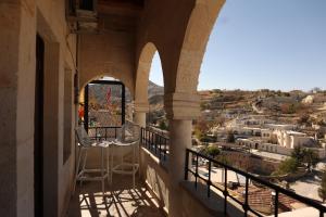 Balkón nebo terasa v ubytování Artium Cave Hotel