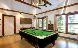 Τραπέζι μπιλιάρδου στο SaffronStays Laburnum House - 3BHK Pet-Friendly Villa with Pool, Lawn & Countryside Views