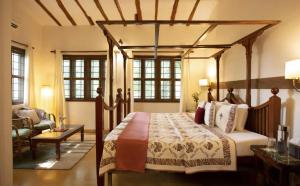 Ένα ή περισσότερα κρεβάτια σε δωμάτιο στο SaffronStays Laburnum House - 3BHK Pet-Friendly Villa with Pool, Lawn & Countryside Views