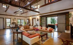 Χώρος καθιστικού στο SaffronStays Laburnum House - 3BHK Pet-Friendly Villa with Pool, Lawn & Countryside Views +33 φωτογραφίες