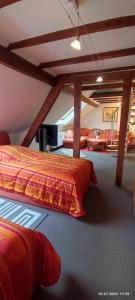 una camera da letto con due letti in una stanza di DIE HOTELALTERNATIVE DELUXE APP erste Etage mit 2 Schlafzimmer Haus 63 a Solingen