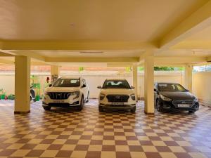 drie auto's staan geparkeerd in een garage bij Studio 302 Premium Skyline with Terrace view in Deoghar +13 foto's
