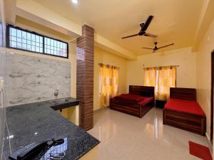 een badkamer met twee bedden en een plafondventilator bij Studio 302 Premium Skyline with Terrace view in Deoghar