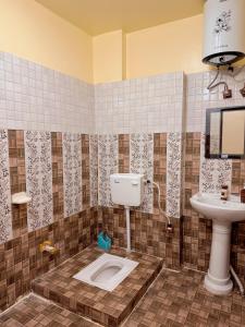 een badkamer met toilet en wastafel bij Studio 302 Premium Skyline with Terrace view in Deoghar