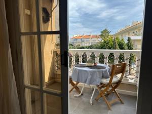 Una mesa y sillas en un balcón con vista. en PARQUE AROMATICO CON DOS PISCINAS, en Torrevieja