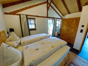 Postel nebo postele na pokoji v ubytování Charmantes Karwendel-Chalet