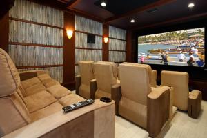 Et opholdsområde på KBM Resorts FREE CAR Oceanfront NEW Premium 4 Bedroom Villa with in-home Movie Theater and Private Pool and Hot Tub AC Hale Nani at Kolea Kai