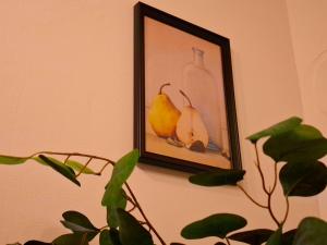 ein Bild von Birnen und einer Flasche an einer Wand in der Unterkunft Gemütliches Apartment in Giengen an der Brenz