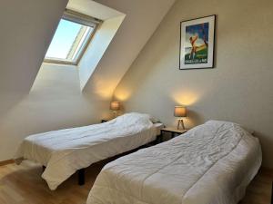 Ένα ή περισσότερα κρεβάτια σε δωμάτιο στο 208-Maison 6p à proximité de Sables-D'or-les-Pins