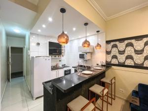 Køkken eller tekøkken på Copa Dream Stay, Janela Acústica, 2 min a pé da Praia, Wi-Fi, Ar Condicionado