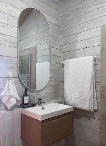 Ένα μπάνιο στο הבקתה