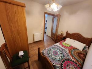 una camera da letto con un letto grande e uno specchio di Encanto Rural ad Arnedillo