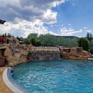 una piscina in un resort con parete di roccia di Encanto Rural ad Arnedillo