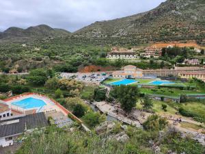una vista aerea di un resort con piscina di Encanto Rural ad Arnedillo
