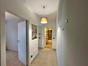 Μια τηλεόραση ή/και κέντρο ψυχαγωγίας στο LakeSide View Apartment