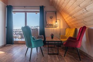 een eetkamer met kleurrijke stoelen en een tafel bij Osada Witów - apartament „Czerwone Wierchy” in Witów +17 foto's
