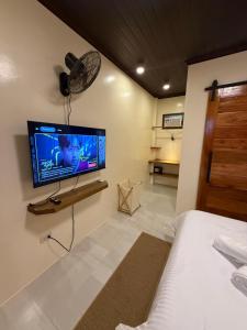 Et tv og/eller underholdning på Redroof Resort Siargao