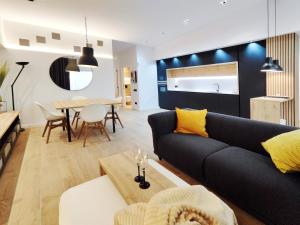 una sala de estar con un sofá y una mesa en Increíble apartamento de lujo en Terrassa, en Terrassa