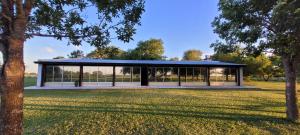 un padiglione con tetto blu in un parco di Puerto Colla a Esquina