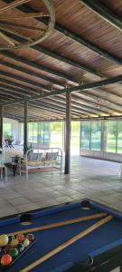una sala biliardo con tavolo da biliardo in un edificio di Puerto Colla a Esquina