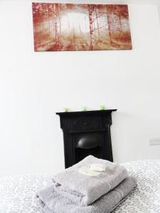 - un lit avec 2 serviettes assises au-dessus dans l'établissement Camden Habitat, à Londres