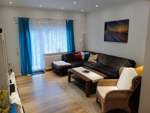 un soggiorno con un divano e un tavolo di Ferienwohnung 70 , Gersfeld Rhön , Ortsmitte , frisch saniert , Gästehaus Mierdel a Gersfeld