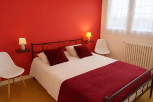 Ένα ή περισσότερα κρεβάτια σε δωμάτιο στο Maison le " Ber-So " proche du Zoo Beauval