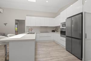 Η κουζίνα ή μικρή κουζίνα στο Family Oasis with Saltwater Pool