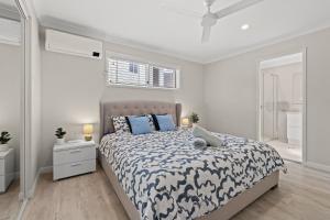 Ένα ή περισσότερα κρεβάτια σε δωμάτιο στο Family Oasis with Saltwater Pool