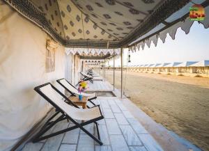 En balkon eller terrasse på malik tour & travel jaisalmer + 14 billeder
