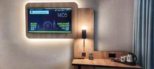 TV a/nebo společenská místnost v ubytování B&B HOTEL London Heathrow