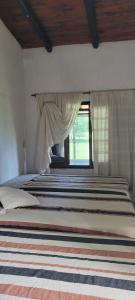 una camera da letto con un letto grande con una finestra di Puerto Colla a Esquina