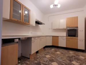 O bucătărie sau chicinetă la OPEN Vendégház